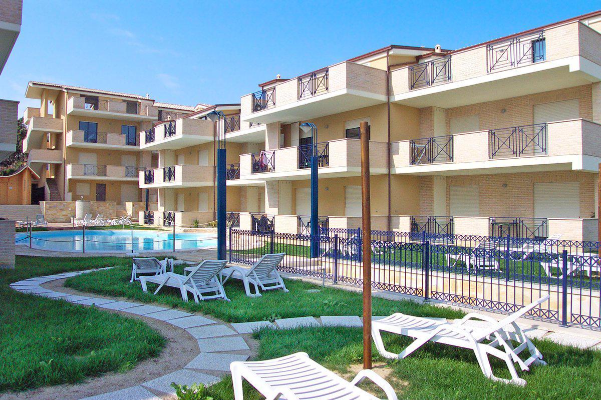 Green Bay Village Pineto Exterior photo